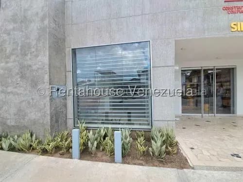 El Local Tiene 1 Baño Con Piezas Sanitarias De Alta Gama, Paredes En Porcelanato Y Piso De Mármol Veneciano. Tiene Además Excelente Iluminación, Tanque De Agua Subterráneo De Alta Capacidad