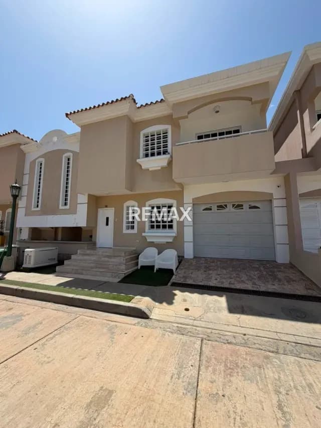 Townhouse en Venta Villa Palma Dorada Av. Fuerzas Armadas