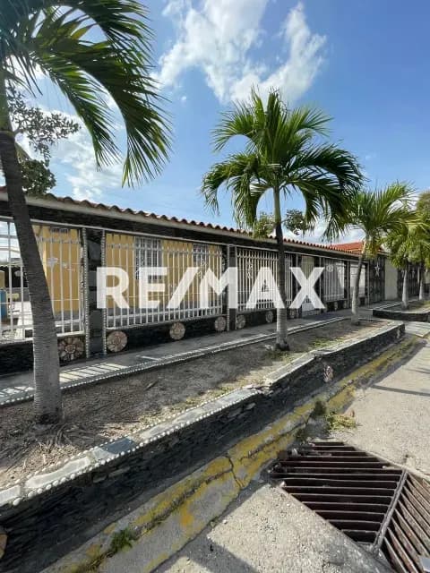 EN VENTA AMPLIA CASA UBICADA EN EL SECTOR DE SANTA EDUVIGES, BARQUISIMETO
