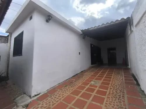 Casa En Venta La Esmeralda San Diego, Cercano De Zona Comercial, Colegios, Universidades. Dapo