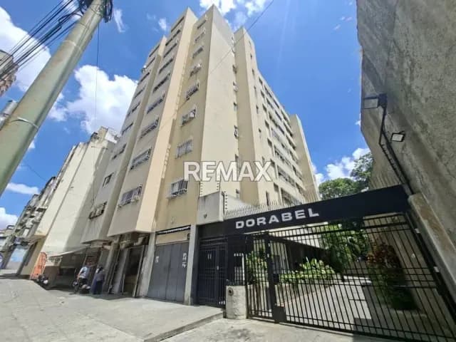 SE ALQUILA APARTAMENTO TIPO ESTUDIO PLAZA ESTRELLA PISO MEDIO