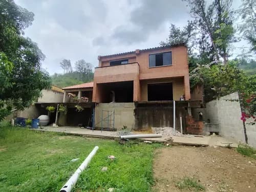 En Venta Terreno Con Dos Propiedades Ubicada En Naguanagua, Urbanización Altamira. Gg13