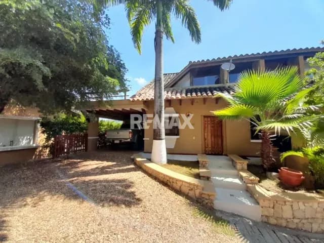 EN VENTA HERMOSA VILLA EN EL RETIRO ARRIBA- Sanare