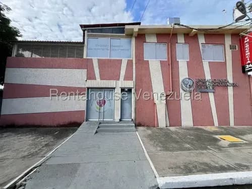 Se Vende Bello Y Amplio Local Comercial En Zona Centro De Chivacoa. Fc # 26-16763.
