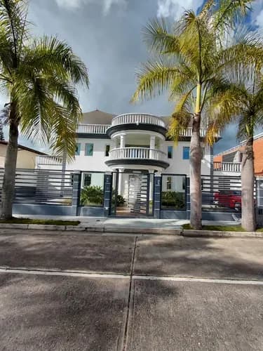 Excelente Casa Remodelada Estilo Moderno 5 Hab 7 Baños 6 Puestos Pisos De Mármol Y Porcelanato Gimnasio Amplia Área Social Con Terraza Semi Techada Agua Propia Vigilancia 247