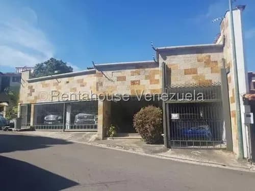 Quinta En Prados Del Este: 715m2 Const, 868m2 Terreno. Cuenta Con 6hab, 9baños Y Piscina Privada. Máxima Seguridad En Calle Cerrada Con Control De Acceso. Espaciosa, Segura Y Confortable.