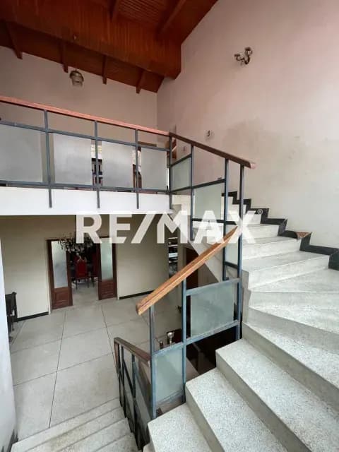 CASA PARA REMODELAR EN PRADOS DEL ESTE