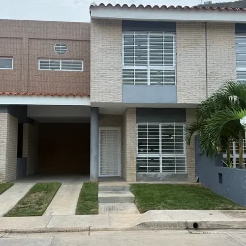 Se Vende Town House Cumbres De La Esmeralda. Mh