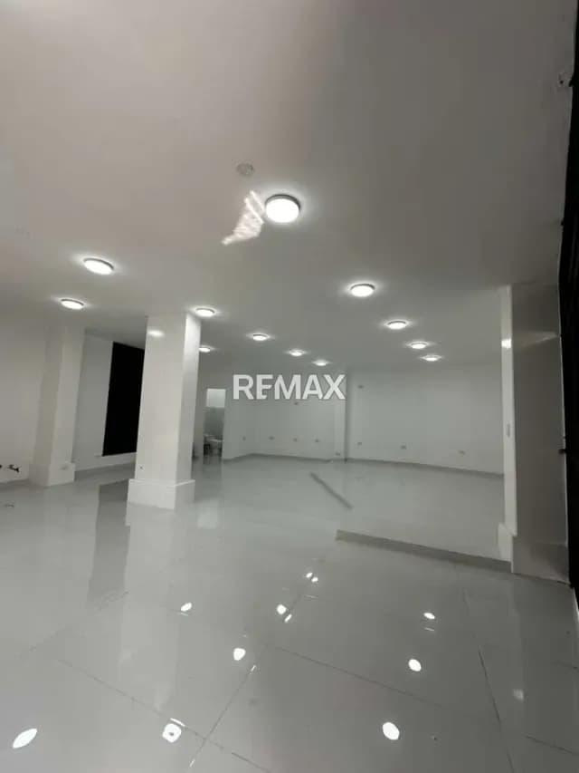 Local con exclusividad en alquiler en la Av 10 calle 14 y 15 Edificio ELIA