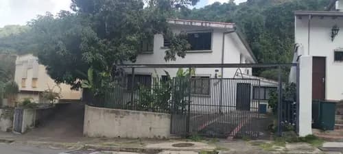 Venta De Iluminada Y Ventilada Casa En La Urb. Santa Sofia