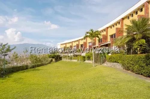 Townhouse En Venta Los Naranjos Del Cafetal 26-12275 Mary