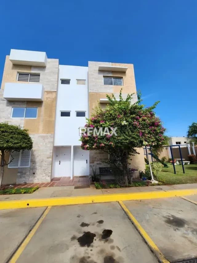 Casa las islas. en Venta tiene 3 pisos ampliada