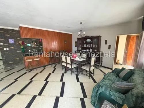 Daniela Linarez Vende Casa Quinta Con Majestuoso Patio, 2 Entradas Totalmente Independientes, Tanque Subterráneo, 2 Terrazas, 4 Habitaciones, 3 Baños, Taller, Santa Elena Barquisimeto