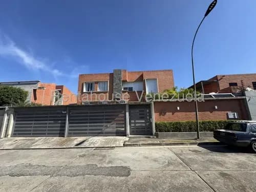 Casa Remodelada En Venta, Urb. Lomas De La Lagunita