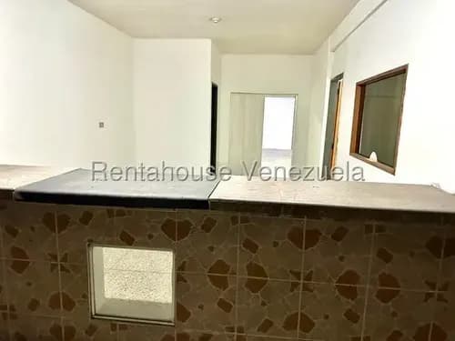 Daniela Linarez Alquila Amplio Local Comercial De 155 M2 Con 2 Oficinas, Área De Depósito, Ubicado En El Centro De Barquisimeto