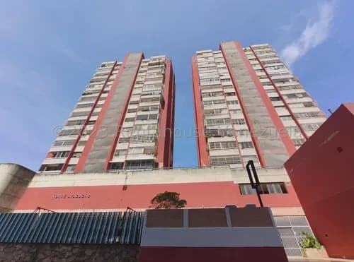 Diana Blanco Vende Exclusivo Apartamento Con 2 Locales En Centro De Barquisimeto, Cód. 24-11881, Ideal Para Cualquier Tipo De Negocio.