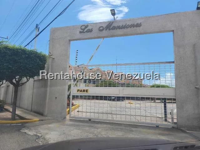 Casa (Multipes Niveles) en Venta en Avenida Milagro Norte, Zulia