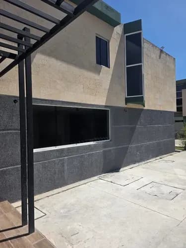 Vendo Casa De Dos (2) Pisos Zona Residencial/comercial Urb Santa Cecilia `$110.000 400 Mts De Terreno 321 Mts De Construcción 5 Habitaciones Con Clóset 4 Baños Terraza A Remodelar Cocina Empotrada C