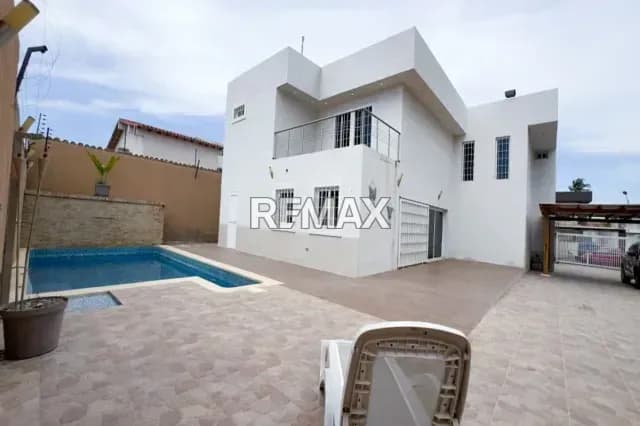EN VENTA IMPONENTE CASA DE DOS NIVELES, MODERNA CON PISCINA, URB. COSTA AZUL, ISLA DE MARGARITA.