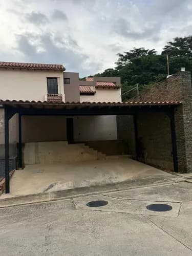 Townhouse De Esquina En Urb. Altos De Monte Alegre Yt