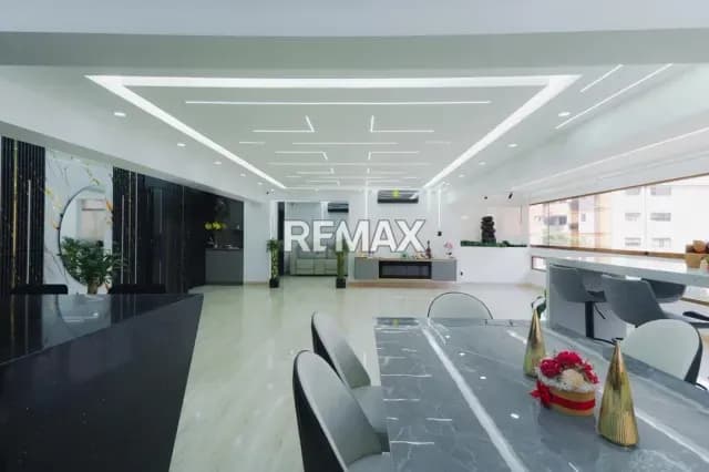 Apartamento remodelado en las mercedes de 230mts