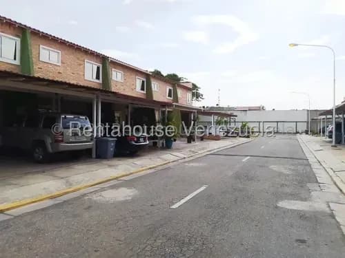 Elegante Town House En Venta En Avenida Aragua Maracay Holder 26-10559