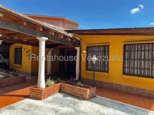 Casa Colonial En Venta En Club De Campo: 5 Hab., 4 Baños, Jardín, Caney, Anexo De 2 Plantas. Terreno De 1.254 M2. Excelente Ubicación En Calle Principal. Gran Oportunidad.