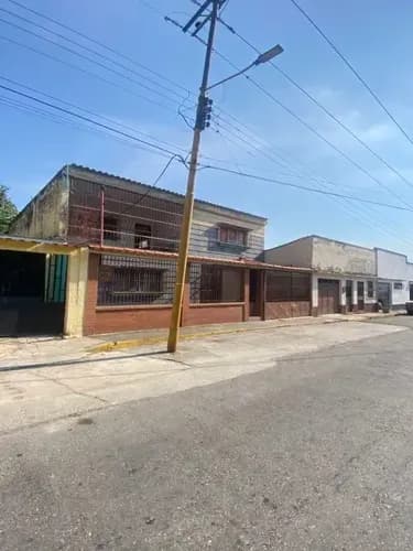 Casa En Venta Cerca Avenida Cedeño Valencia Centro | 370 M2 | 2 Plantas | Con Balcón Techado | Patio Amplio (e&m)