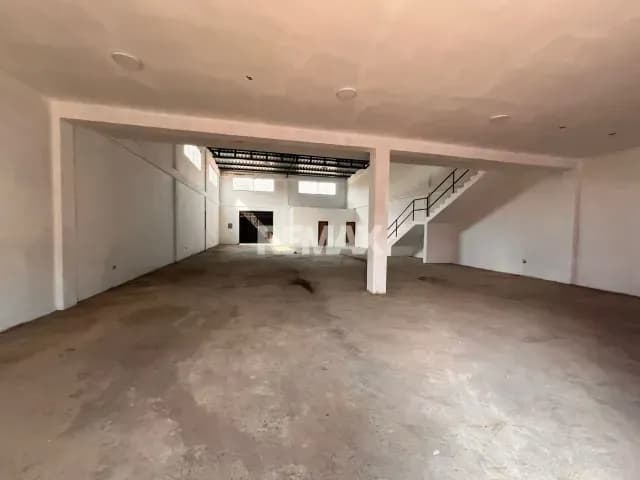 Galpon local en alquiler ubicado en Av Paez diagonal al C.C. llano mall