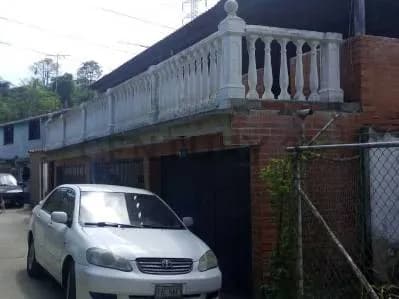 Venta de casa con terreno en Hoyo de la puerta