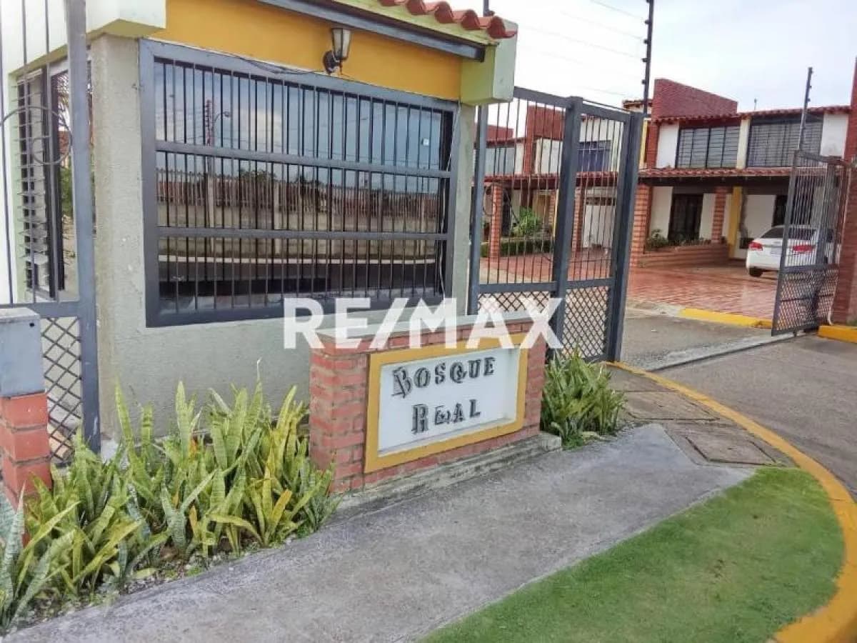 Se Vende Town House en Conjunto Residencial Bosque Real, Palma Real.