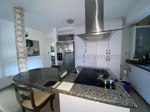 Excelente Propiedad De 188mtrs, Amplios Espacios, 2 Habitaciones Principales Con Baño Privado, 2 Habitaciones Auxiliares, Hermosa Cocina Con Tope De Granito, Hermosa Vista Panoramica,