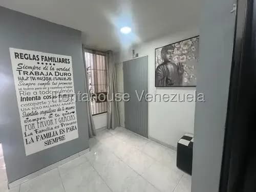 Apartamento De 160.57 Mtrs2 Parcialmente Remodelado En Venta En Lomas De Prados Del Este, 25-22661