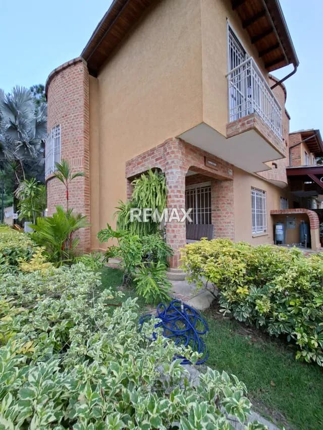 TOWNHOUSE EN VENTA EN URB. ALTOS DEL RINCÓN
