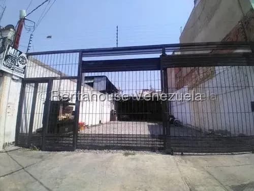Diana Blanco Vende Amplio Terreno Comercial En El Centro De Barquisimeto, A Pie De Calle, Cercado, Ideal Para Cualquier Tipo De Negocio Comercial.