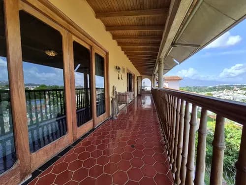 Vendo Estupenda Casa En Cumbres De Curumo 844 Mt2 Terreno/ Vista
