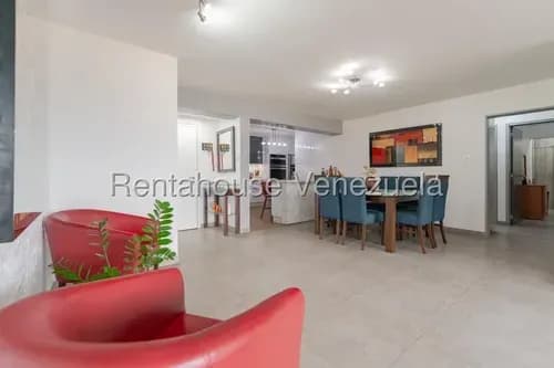 Nb Apartamento En Venta En Colinas De Los Chaguaramos Totalmente Remodelado 26-17849