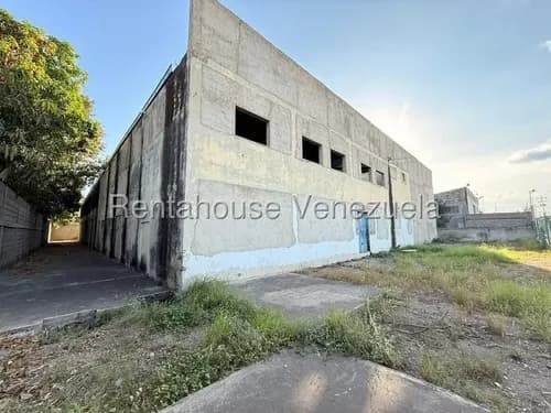 Venta En Zona Oeste Galpón De 1.770m2 Con Salida A Dos Calles Y Ubicación Estratégica En La Avenida Florencio Jiménez Barquisimeto,lara Asesor Inmobiliario Lcda. Luisana Aponte