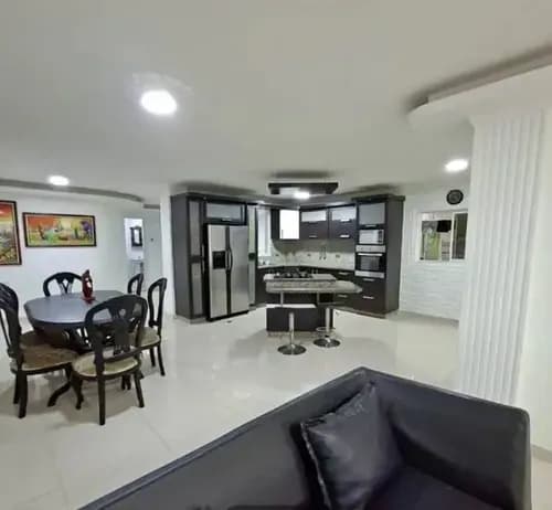 Espacio: 340 $m^2$ De Construcción. Habitaciones: 5 Amplias Y 4 Baños. Acabados: Porcelanato Italiano Y Cocina De Isla Italiana. Pozo De Agua, Gas Directo Y Vigilancia. Cerca Del Liceo Los Proceres