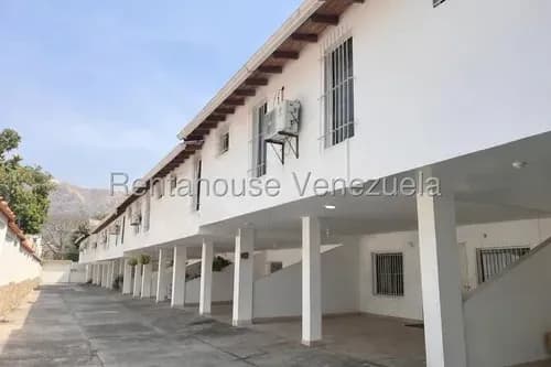 Jip 26-3817. En Venta Hermoso Townhouse De 2 Niveles, 166 Mts2, 3 Hab Con Baño Privado, 1 Baño De Visita,, Area De Lavandero Con Techo Retractil. Urb Carolinas Suites, El Limon
