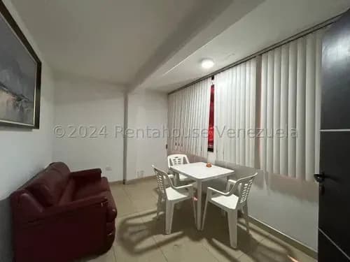 Daniela Linarez Vende Edificio De 4 Pisos Con 2 Locales Comerciales En Planta Baja, Los Demás Pisos Con 8 Oficinas Y 3 Baños, Azotea, Sótano, 2 Depósitos, Ascensor, Centro De Barquisimeto