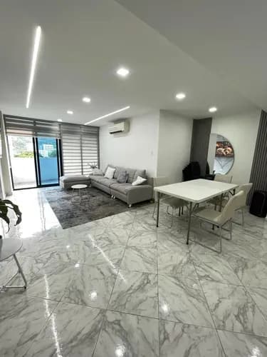 En Venta Apartamento Excelente Distribución Res. Holiday Palace Iii Urb. El Bosque Valencia, Proyecto De Planta Total 3 Apartamos Por Piso Queda Con Aires Acondicionados Y Cocina Equipada. Rg
