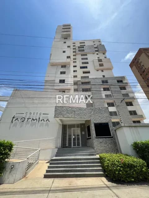 Apartamento en alquiler Res. Costa Taormina Inmejorable Ubicación en Avenida 8 Santa Rita con Cecilio Acosta.