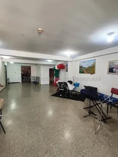 Raiza Suárez Alquila Local Comercial Ubicado En El Centro De Barquisimeto 2 5 1 9 0 7 2 Con Mezzanina De 190 M2, 2 Oficinas Y 2 Baños. Sin Racionamiento Eléctrico.