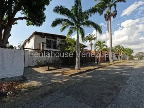 Karen Burgos Vende Hermosa Casa Con Múltiples Espacios Modernos, Al Este De Barquisimeto, Cómodas Habitaciones, Tanque Subterráneo.