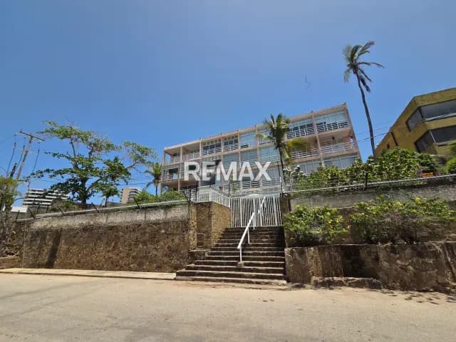 Cómodo apartamento en alquiler en Edificio Bahía de Pampatar frente al mar.
