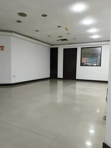Alquiler De Local Comercial A Pie De Calle En Avda Solano 120m2