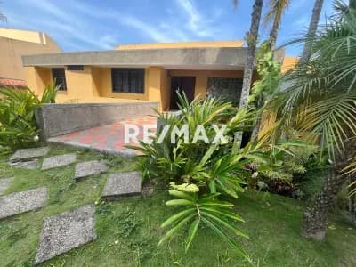 VENTA TOWNHOUSE DE 3 NIVELES EN LA URB. MONTERREY