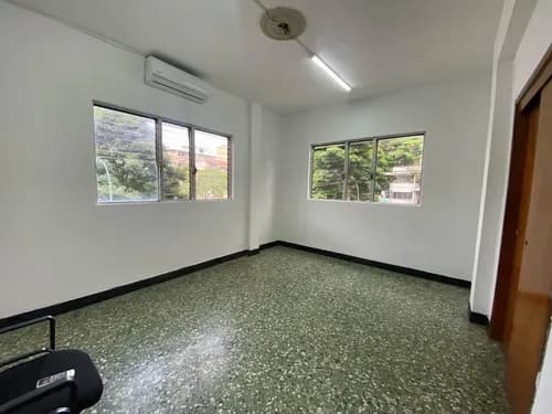 Oficina En Alquiler En Las Mercedes 50 M2 2 Cubiculos, 1 Baño Acropolis Jr
