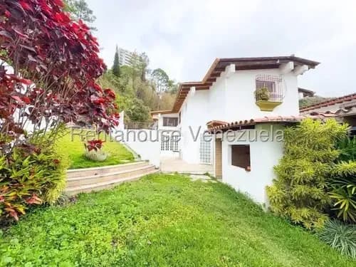 Agp Casa En Venta En Lomas De Prados Del Este, Remodelada, En Calle Cerrada, Agua Constante 25-19571
